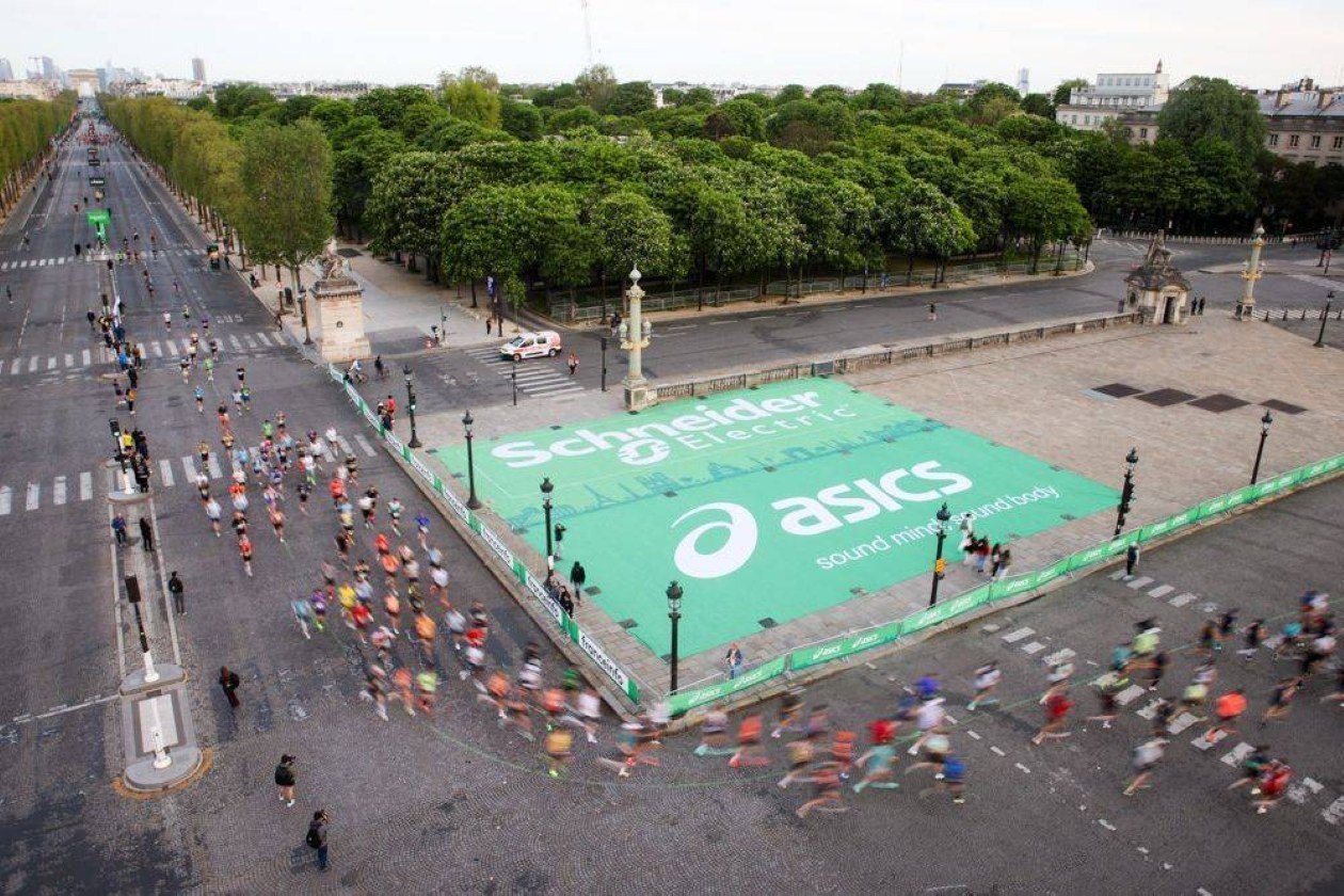 Aerial view of runners at the start of the Schneider Electric Paris Marathon on the Champs-Élysées, Paris