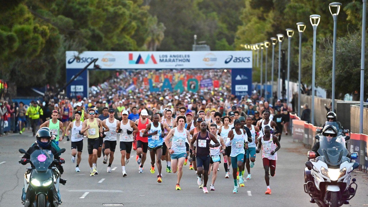 Runners starting the Los Angeles Marathon
