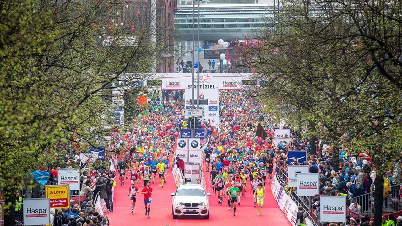 Runners at the start line of the 41st Haspa Marathon Hamburg on Karolinenstraße