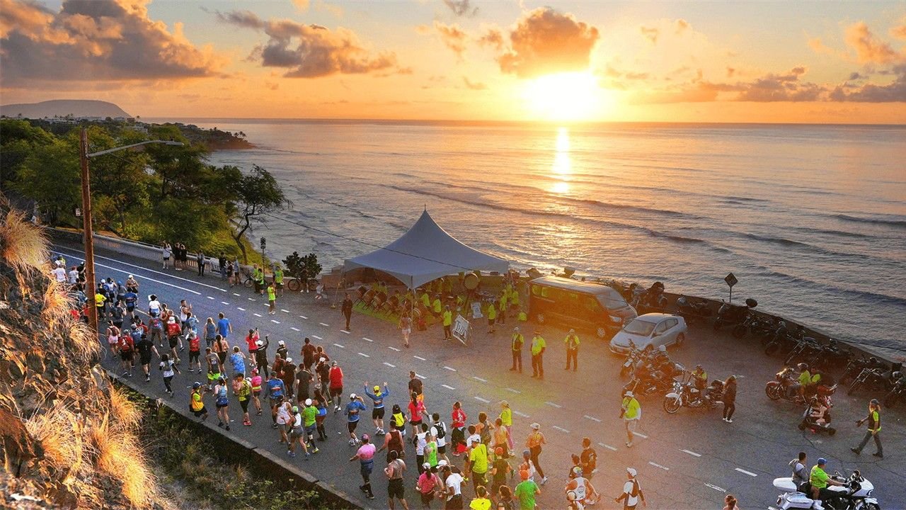 Honolulu Marathon 2026 sunrise start line with ocean view