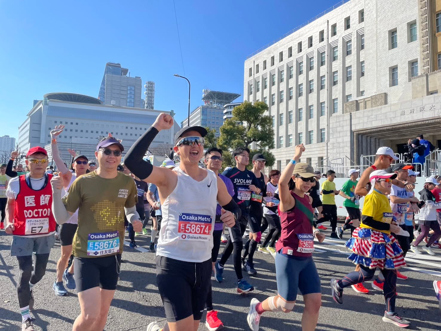Osaka Marathon 2027: Race Guide for International Runners 2 Runners at the Osaka Marathon start line passing Osaka City Hall in Japan