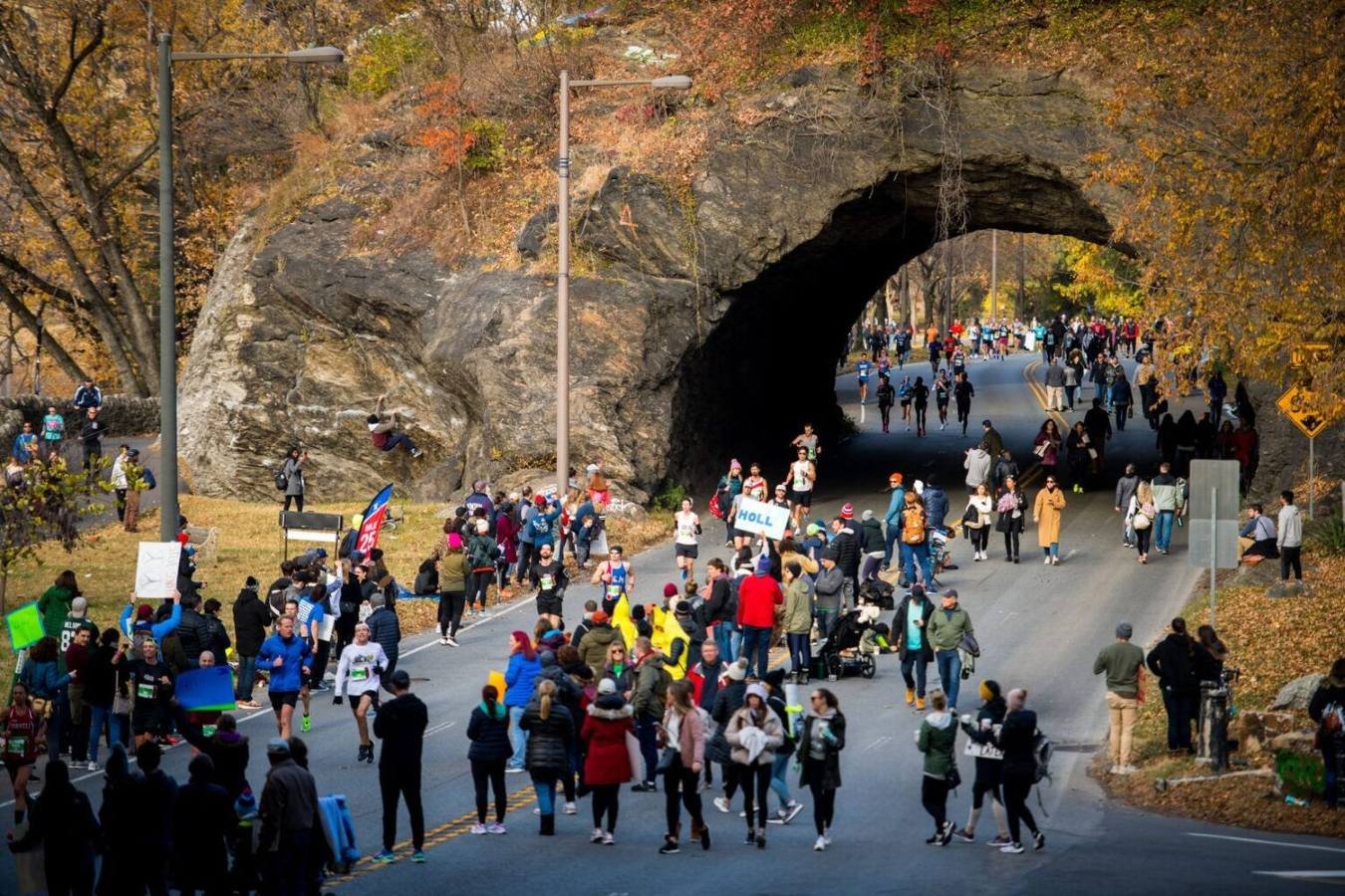 Philadelphia Marathon 2026 start line crowd on Benjamin Franklin Parkway