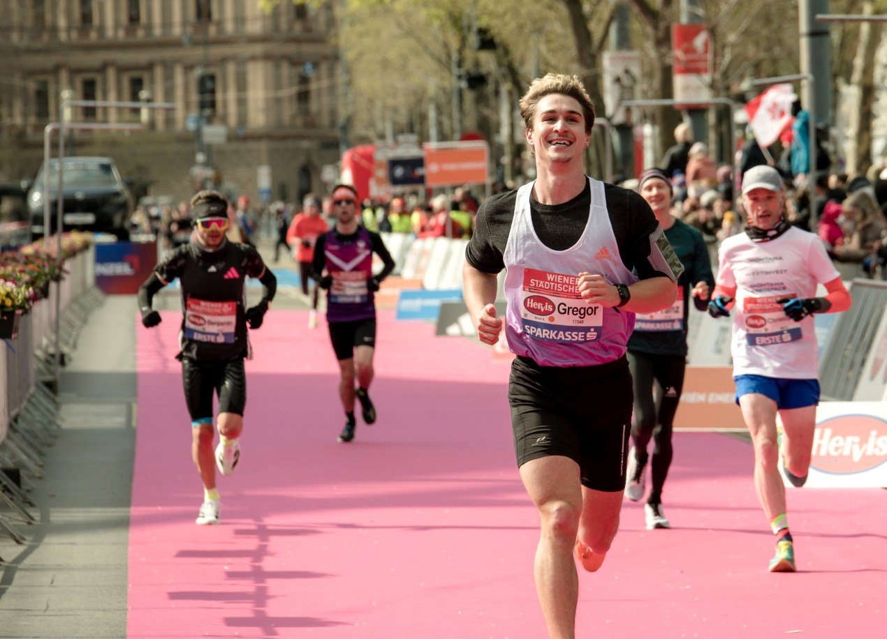 Runners at the Vienna City Marathon on the Ringstraße