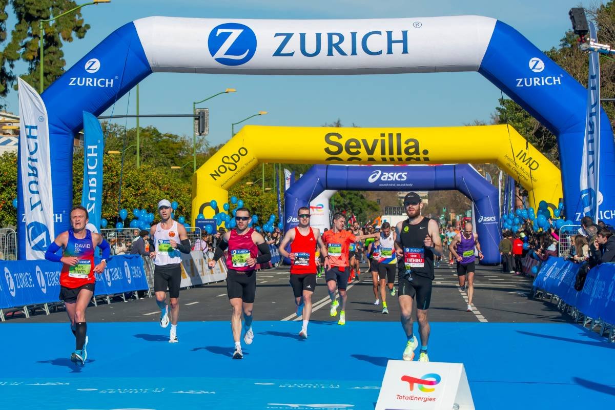 Zurich Seville Marathon 2027 — Complete Race Guide for Runners 2 Runners racing through the historic streets of Seville at the Zurich Seville Marathon