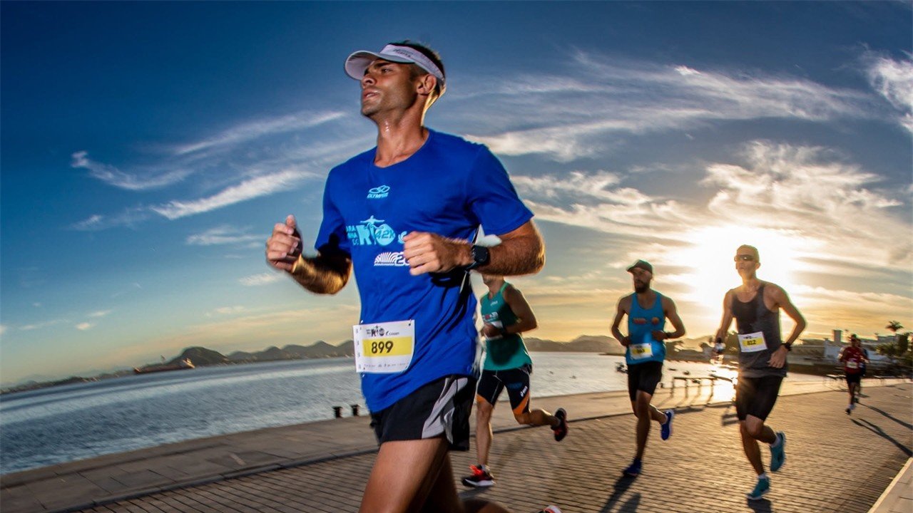 Rio de Janeiro Marathon 2027: Complete Guide, Race Course & Tips 2 Runners along the Copacabana beachfront at the Rio de Janeiro Marathon with Sugarloaf Mountain in the background