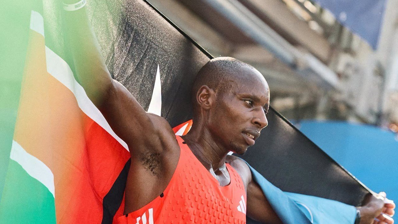 Sabastian Sawe holds the Kenyan flag after winning the BMW Berlin Marathon 2025, returning as defending champion in 2026