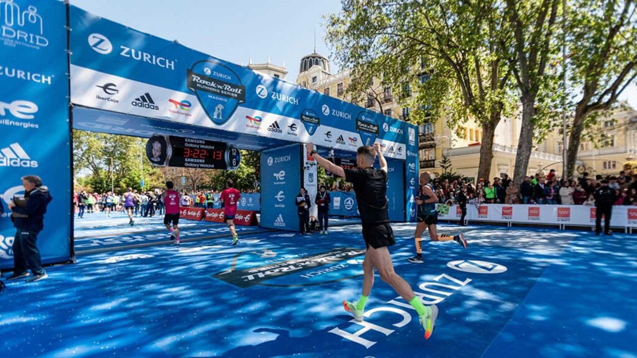 Runners at the start of the Zurich Rock 'n' Roll Running Series Madrid marathon on Paseo de la Castellana