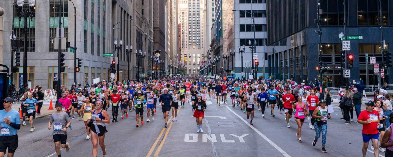 Chicago Marathon Is the First World Marathon Major to Add On-Course Water Refill Stations 1 Thousands of runners racing through Chicago's downtown Loop during the Bank of America Chicago Marathon