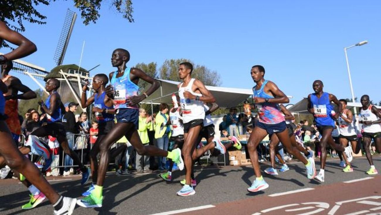 Abraham Kiptum bib 46 running in the lead group at the 2017 Amsterdam Marathon