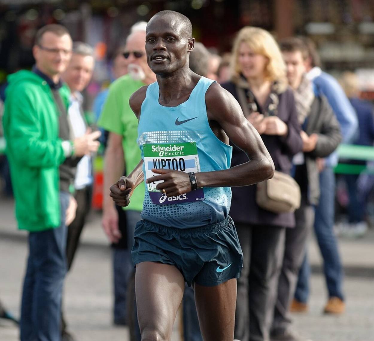 Mark Kosgei Kiptoo racing at the 2014 Paris Marathon