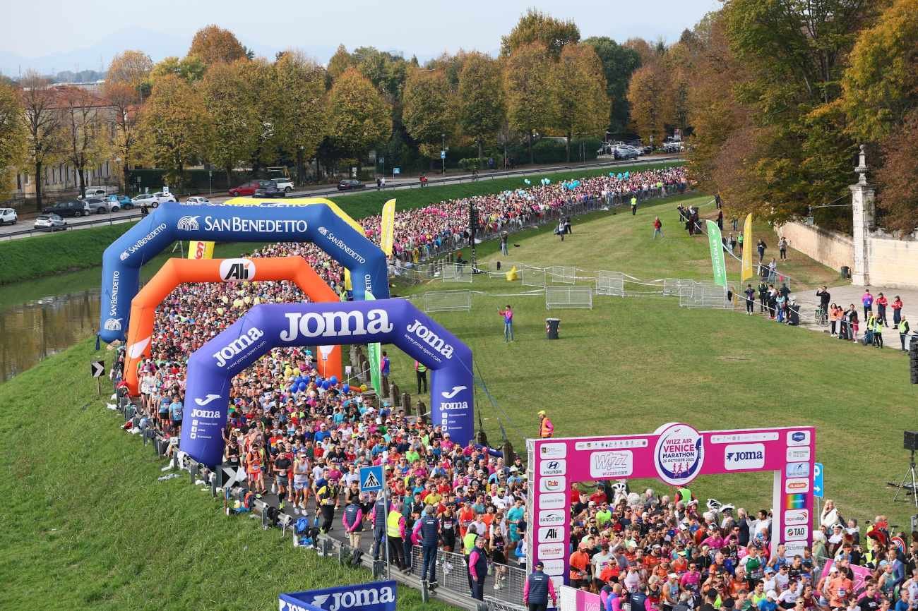 Crowd at marathon start line.